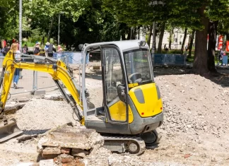 Minikoparka na wynajem czy na własność? Rachunek dla małej firmy budowlanej 002-minikoparka-wynajem-czy-zakup.webp