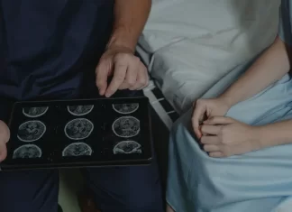 Czym leczyć nawracające torbiele włosowe w okolicy krzyżowej – tradycyjne operacje a zabiegi laserowe shar-pol.pl - 038-czym-leczyc-nawracajace-torbiele-wlosowe-w-okolicy-krzyzowej.webp