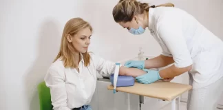 Jak uniknąć powikłań po pobraniu krwi? Praktyczne wskazówki dla pacjentów lab-med.pl - 253-jak-uniknac-powiklan-po-pobraniu-krwi.webp
